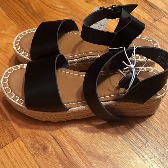 Brand new Universal Thread espadrille sandals perfectly blend comfort and style. - Picture 4 of 6
